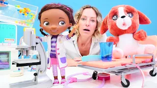 Spielspaß mit Doktor McStuffins - Nicole bringt ihren Hund zum Arzt - Spielzeugvideo für Kinder