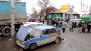 Массовая авария на улице Симбирской Саратова.  Грузовик врезался в жилой дом