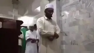 Un brave imam continue de diriger la prière et récite le ver du kursy lors d'un tremblement de terre