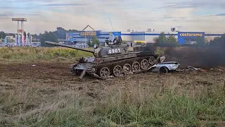 Czołg T-55 vs samochód osobowy | Tank crash | Piknik militarny Tarnowskie Góry 2023