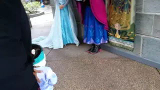 Meet and greet w Elsa & Anna from Frozen! Hong kong disneyland