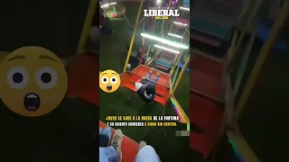 Un  joven se subió a la rueda de la fortuna en la feria y su asiento comenzó a girar sin control.