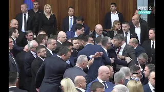 Incident u Skupštini Srbije: Naguravanje i oštra retorika tokom Vučićevog govora
