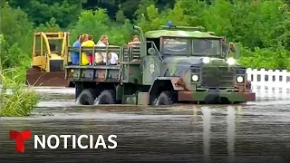 Rescatan a niños y maestros atrapados por las inundaciones | Noticias Telemundo