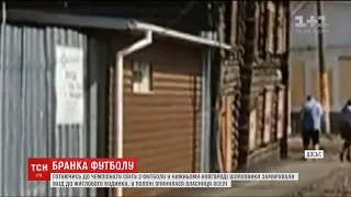 Російські дорожники випадково замурували жінку у будинку, коли клали асфальт