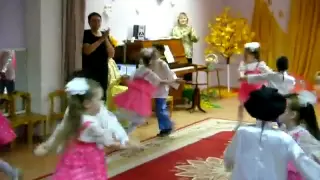 Очень задорный танец в детском саду.