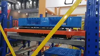 How does the 4-way shuttle car run on the racking?