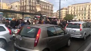 Traffico infernale Napoli piazza garibaldi ore 9:00 Vigili inesistenti parte 1