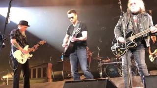 Eric Church and Ray Wiley Hubbard sing "Screw You We're From Texas" in Dallas 2017