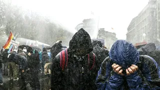 Polizei löst Anti-Corona-Demo mit Wasserwerfern auf | AFP