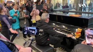 “那段视频让中共宣传颜面扫地”，英国钢琴家携小熊维尼再返现场即兴演出