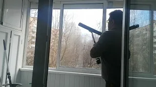 Как мыть окна  Мойка остекления на балконе