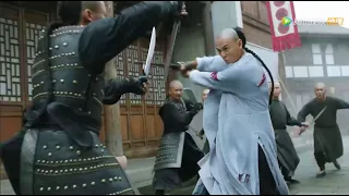 Despite severe injuries,the Kung Fu guy defeated 100 killers from the martial world,saving his lover