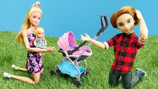 Barbie ailesi ile kız videoları. Barbie, Ken, Chelsea ve bebek ile eğlenceli kukla oyunları