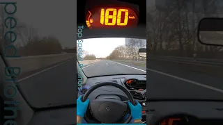 Renault Twingo II overtaken at top speed