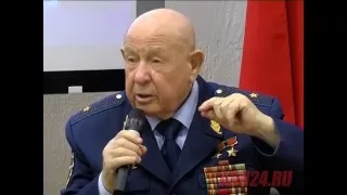 Алексей Леонов рассказывает про ЧП во время выхода в открытый космос