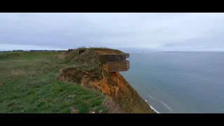 Une exploration de blockhaus au bord du vide sur la falaise,  en Normandie