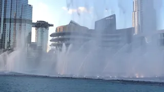 Поющие, танцующие фонтаны в Дубае. Singing, dancing fountains in Dubai. 在迪拜跳舞噴泉。