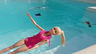 Chloé en français présente une histoire Barbie : les barbie a la plage !