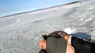 Пьяный рыбак на льду.Ржач