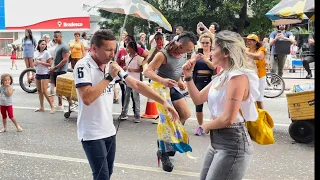 A MULHER 👩 FICOU MALUCA QUANDO O CANTOR ALEMÃO DA PIZADINHA COMEÇOU CANTAR PISEIRO NA AV PAULISTA