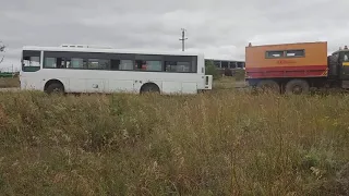 Тащили автобус на металлолом посадили на рельсы