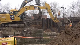 RAILROAD BRIDGE REPLACED IN ONE DAY ON THE UNION PACIFIC! Train traffic, heavy equipment, Manitowoc!