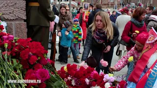 Апатиты 9 мая, цветы к памятнику «Землякам, погибшим в годы Великой Отечественной войны»