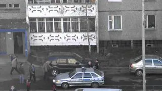 Мужик крушит машины во дворе ПЕТРОЗАВОДСК 24 04 11
