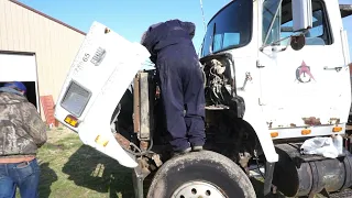 Moving Old Ford 9000 Detroit  6v92 getting ready to start