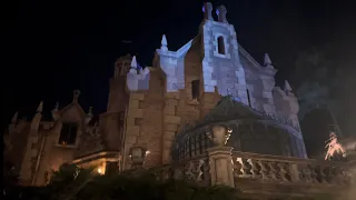 The Haunted Mansion Full Ride in 4k at Disneys Magic Kingdom 2024 (Night Time Queue)