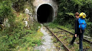 Une entrée de grotte dans un tunnel SNCF