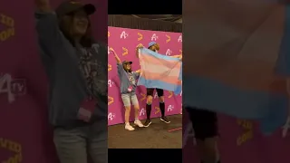 ranboo holds up a trans flag for a fan at vidcon :) STOP HAVING A CIVIL WAR IN THE COMMENTS PLS 😭