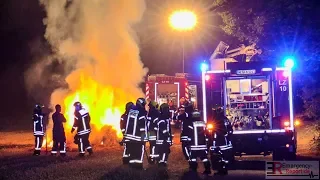 [STROHBALLENBRAND AUF FELD] - Brandbekämpfung durch Dachmonitor von TLF | Feuerwehr Neuss -