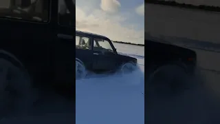 Нива на цепях по снегу