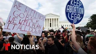 Manifestantes protestan tras el fallo de la Corte Suprema que elimina el derecho al aborto