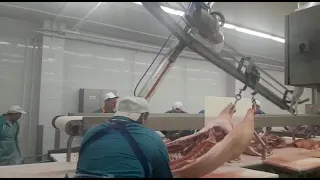 Подача свинины на конвейер(распил)