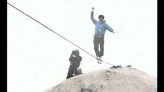 Китайский канатоходец прошел 30 метров над пропастью