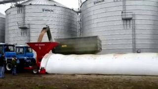 Зерноупаковочная машин GS-200 и полимерные рукава для хранения зерна. Загрузка зерна.