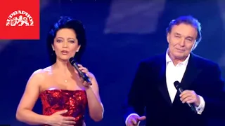 Karel Gott a Lucie Bílá - Ať láska křídly mává (oficiální video)