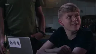 Max's video has gone ''Viral'' (Coronation Street 9th December 2022)