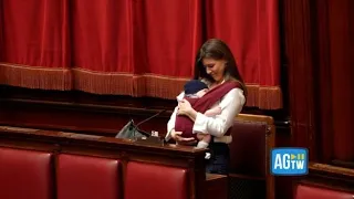 Camera, Gilda Sportiello (M5s) allatta il figlio Aula, è la prima volta a Montecitorio