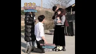 Dai Gao Zheng enseña como grabar un beso bajo coacción a su compañero de reparto Huo Dong 🤭