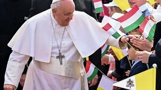 Papa Francesco in Ungheria chiede sforzi maggiori per la pace per l'Ucraina