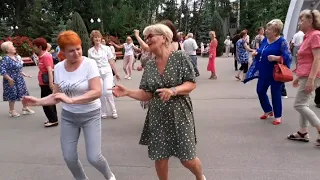 Мы красивые и счастливые!👍💃🌹/Танцы в парке Горького Харьков июнь 2021