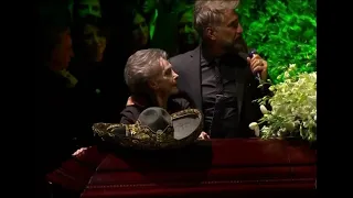 Alejandro Fernández canta junto a su madre “Cuquita”, “Amor de los dos”, despidiendo a Vicente F.