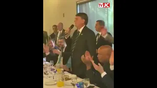 Bolsonaro xinga a imprensa ao rebater crítica sobre gastos com leite condensado