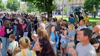 Львів, проспект Свободи / фонтан біля Оперного театру, вуличні музиканти (стометрівка)