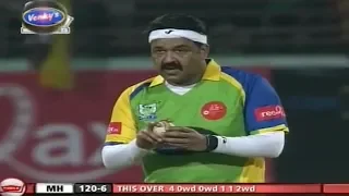 Mohanlal First bowling Makes Audience Crazy