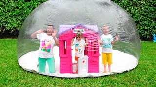 Vlad y Niki se divierten en la casa inflable - Video de colección para niños